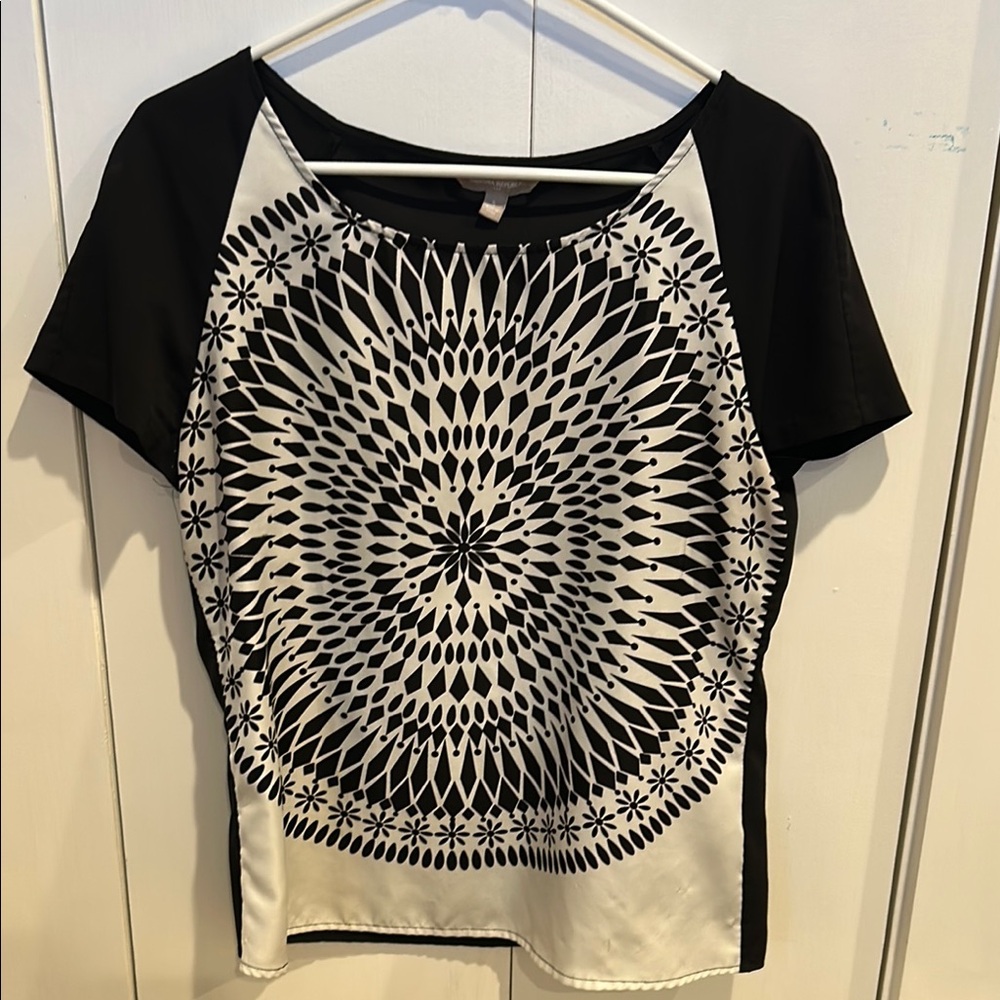 Banana Republic Black and White Graphic T-Shirt Relaxed Fit